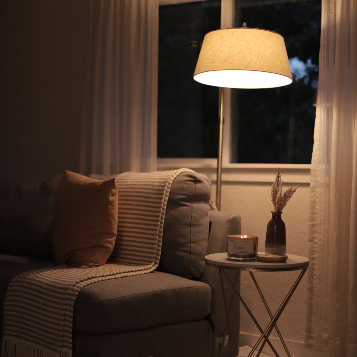 Salon chaleureux avec lampadaire allumé