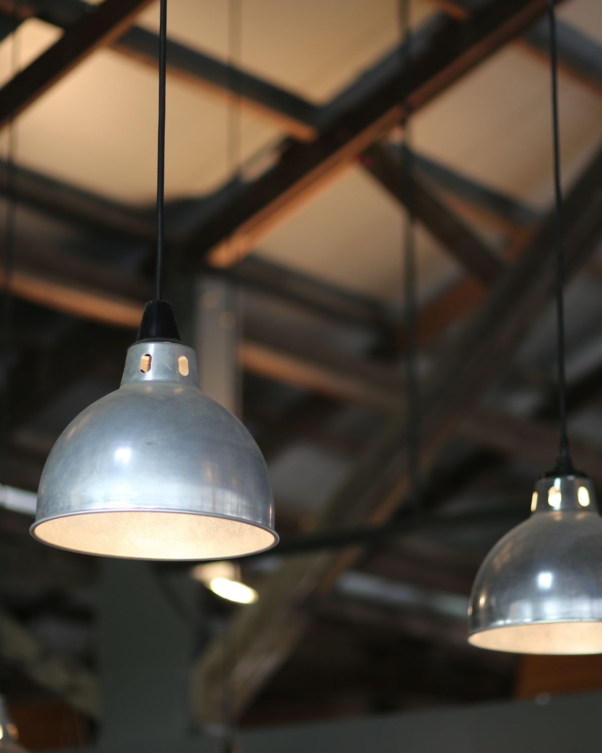 Suspensions industrielles en métal sous des poutres d’acier