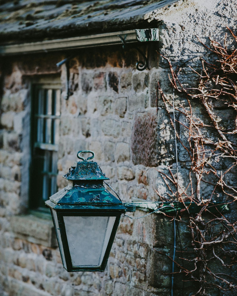 Lanterne d'époque sur une maison en pierre