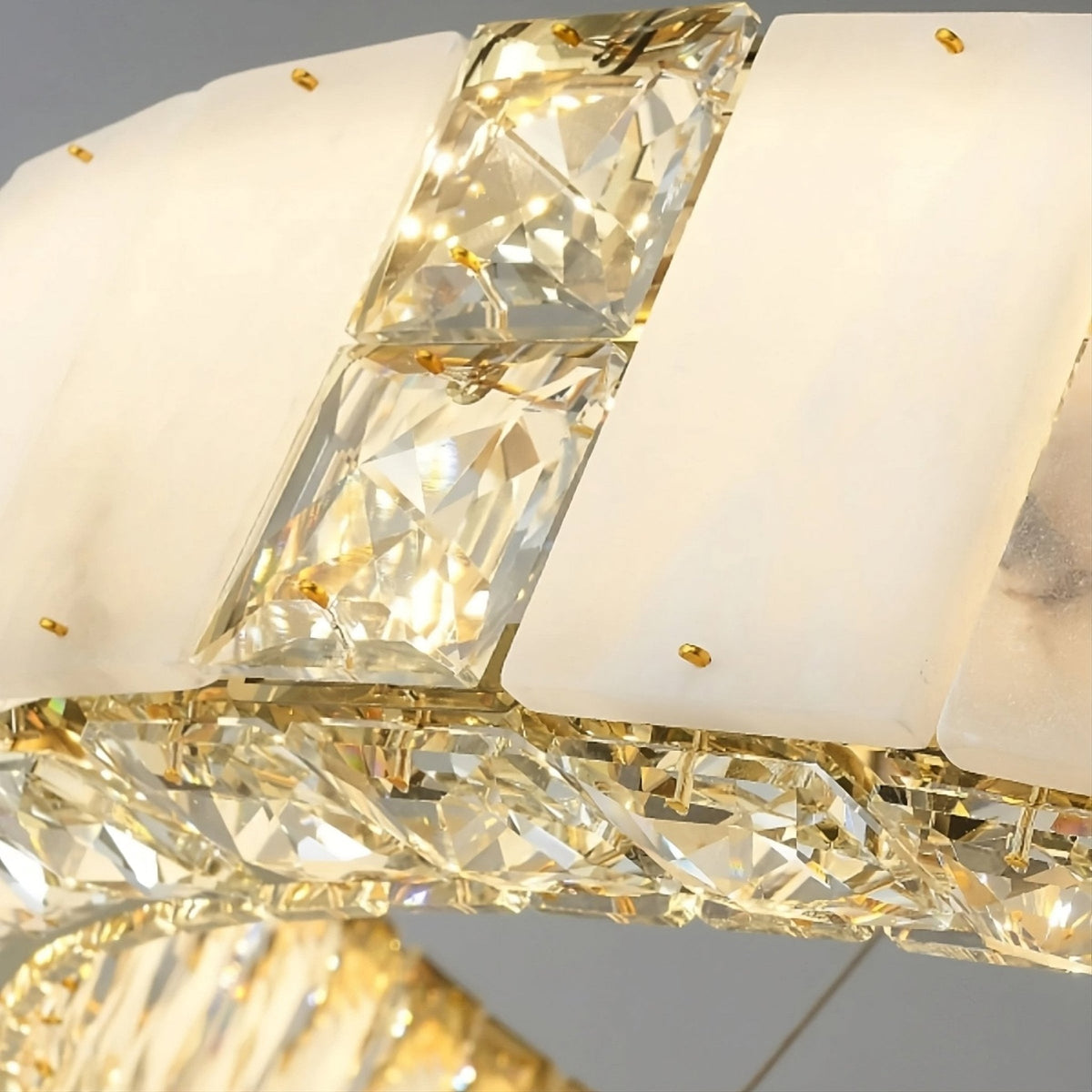 Lustre à 3 étages Aurelia en marbre et cristal – vue 3