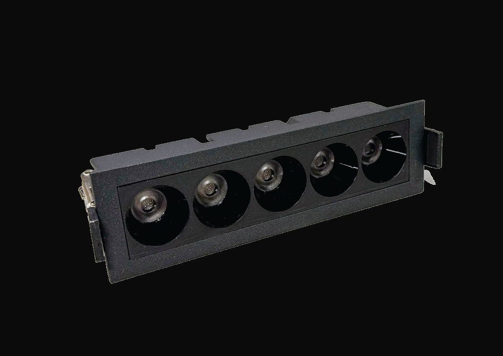 Luminaire linéaire encastré DEL 5 têtes 120 V c.a., 10 W, 38°, 600 lm, IRC>90, emplacement humide, 4000K noir