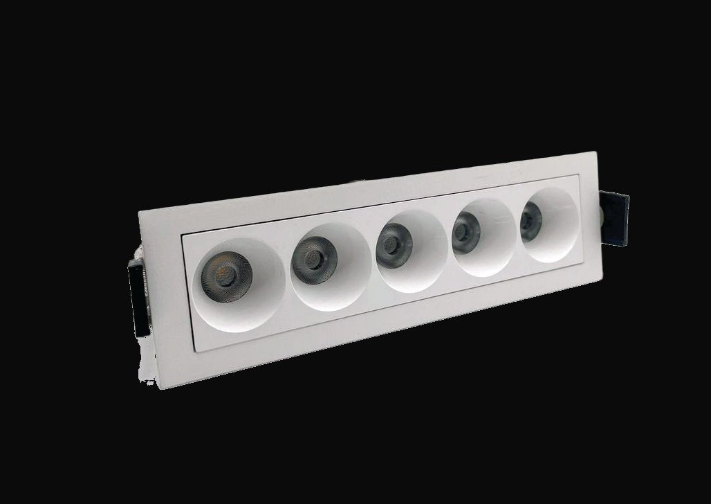 Luminaire linéaire encastré DEL 5 têtes 120 V c.a., 10 W, 38°, 600 lm, IRC>90, emplacement humide, 4000K blanc