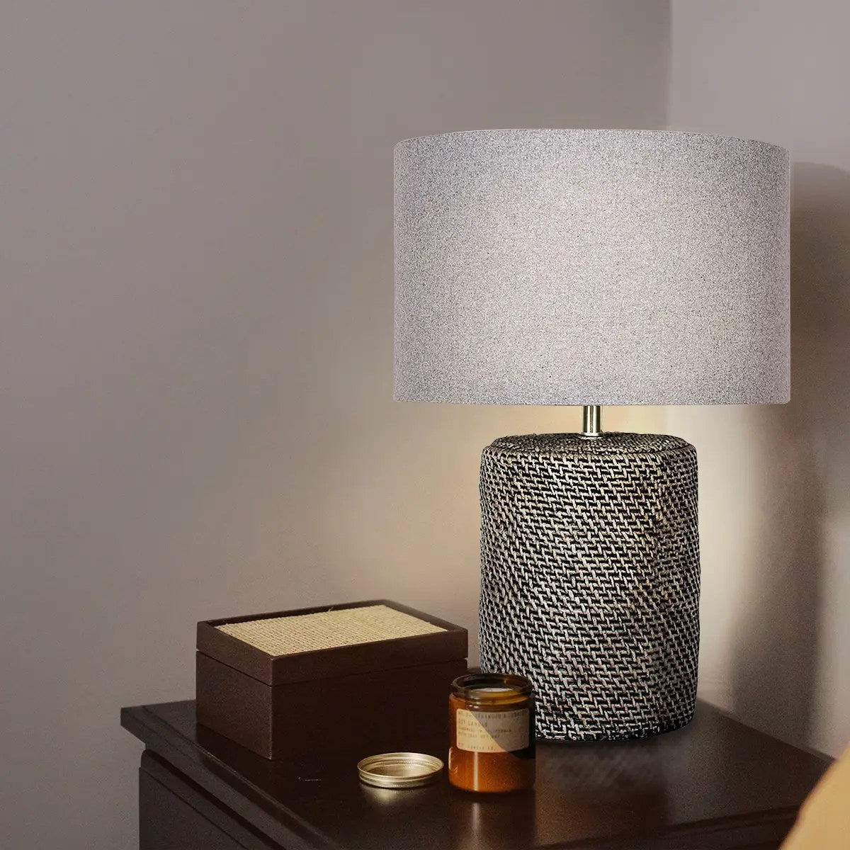 Lampe de table en ciment 26 po H, motif faux rotin – vue 3