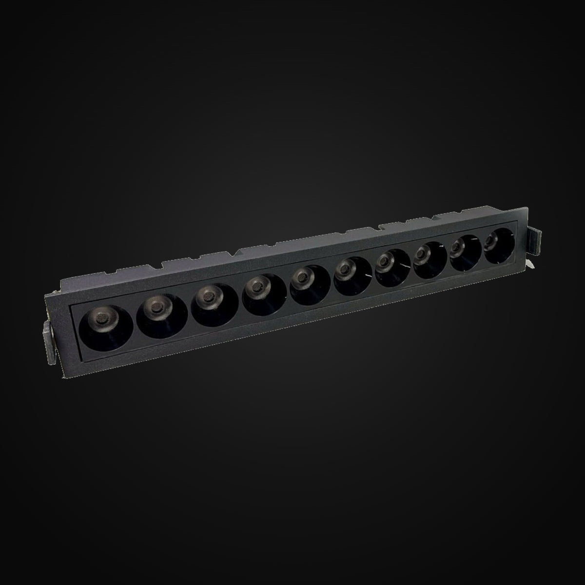 Luminaire linéaire encastré DEL 10 têtes 120 V c.a., 20 W, 38°, 1650 lm, IRC>90, emplacement humide, 3000K noir