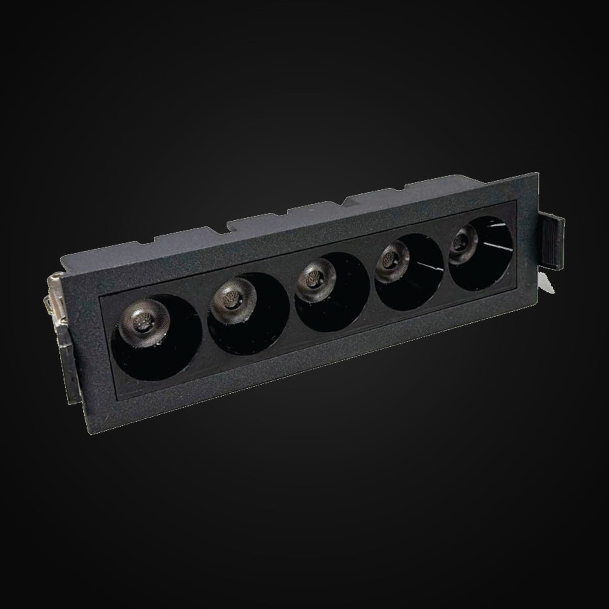 Luminaire linéaire encastré DEL 5 têtes 120 V c.a., 10 W, 38°, 600 lm, IRC>90, emplacement humide, 4000K noir